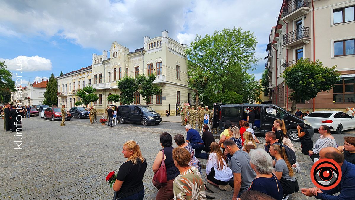 З квітами та навколішки на Коломийщині зустрічали загиблих захисників Василя Макарчука, Андрія Карпенюка та Віталія Черкаса 8