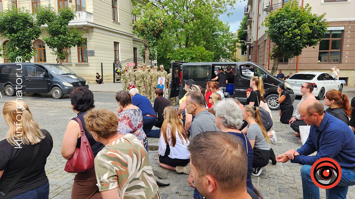 З квітами та навколішки на Коломийщині зустрічали загиблих захисників Василя Макарчука, Андрія Карпенюка та Віталія Черкаса 7