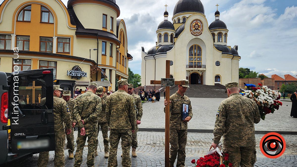 З квітами та навколішки на Коломийщині зустрічали загиблих захисників Василя Макарчука, Андрія Карпенюка та Віталія Черкаса 6