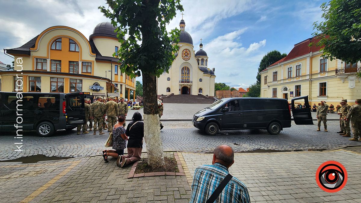 З квітами та навколішки на Коломийщині зустрічали загиблих захисників Василя Макарчука, Андрія Карпенюка та Віталія Черкаса 5