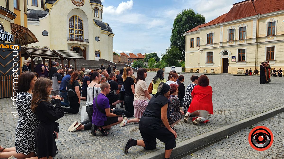 З квітами та навколішки на Коломийщині зустрічали загиблих захисників Василя Макарчука, Андрія Карпенюка та Віталія Черкаса 4
