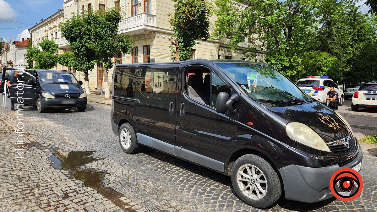 З квітами та навколішки на Коломийщині зустрічали загиблих захисників Василя Макарчука, Андрія Карпенюка та Віталія Черкаса 3