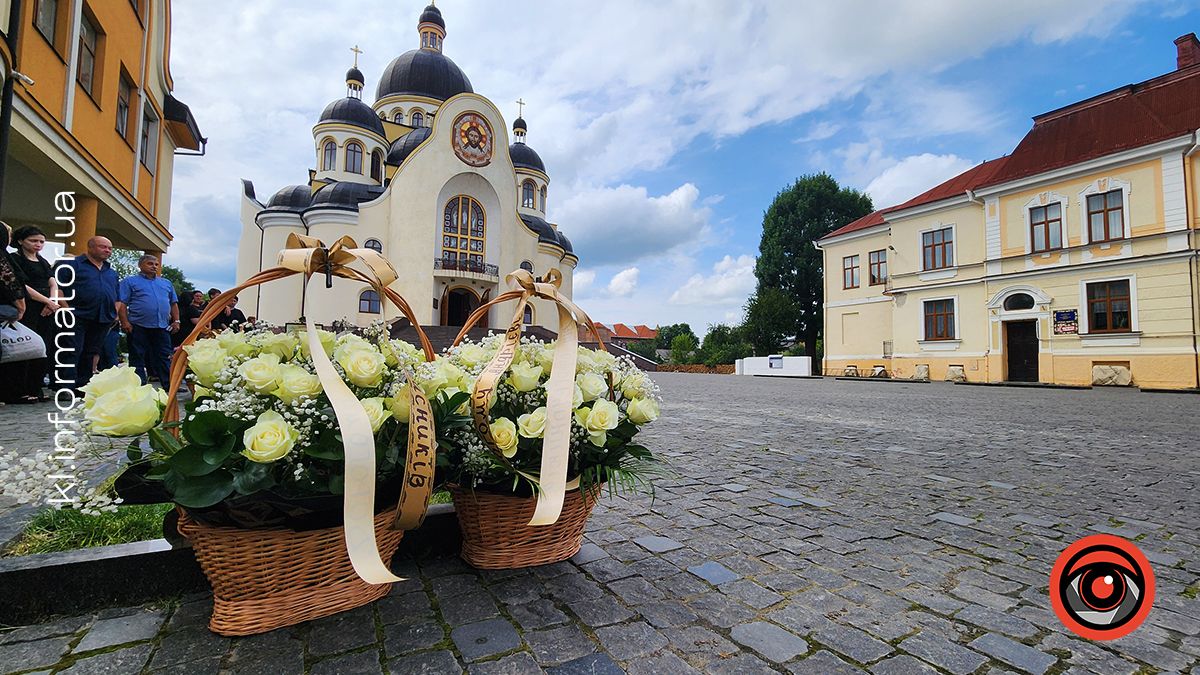 З квітами та навколішки на Коломийщині зустрічали загиблих захисників Василя Макарчука, Андрія Карпенюка та Віталія Черкаса 1