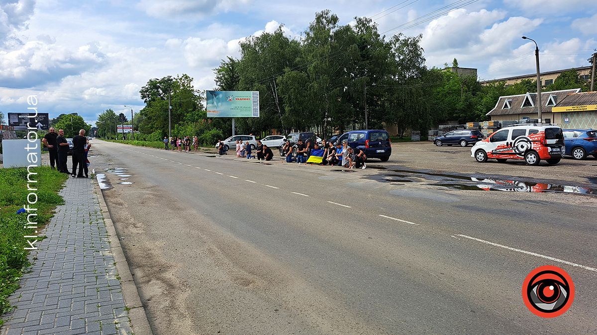 З квітами та навколішки на Коломийщині зустрічали загиблих захисників Василя Макарчука, Андрія Карпенюка та Віталія Черкаса 20