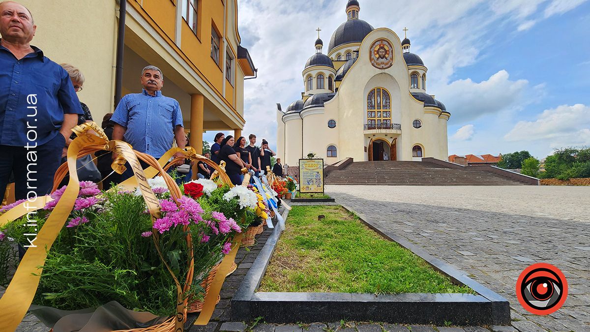 З квітами та навколішки на Коломийщині зустрічали загиблих захисників Василя Макарчука, Андрія Карпенюка та Віталія Черкаса 2