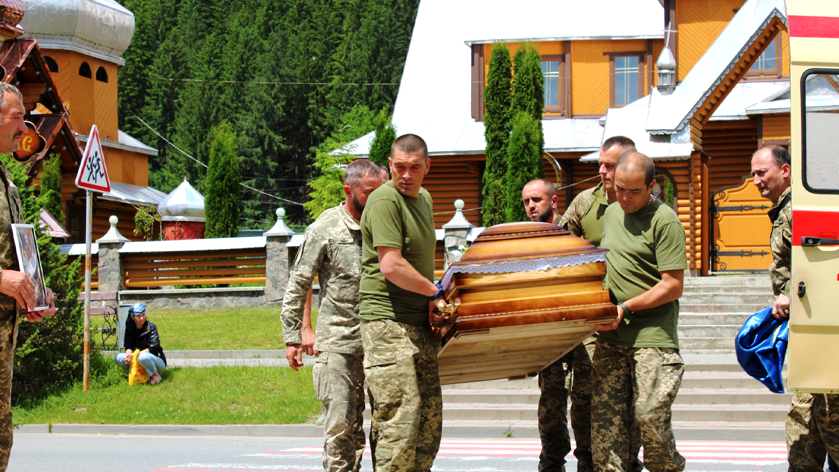 На Верховинщині попрощалися з загиблим воїном Романом Моканюком 2