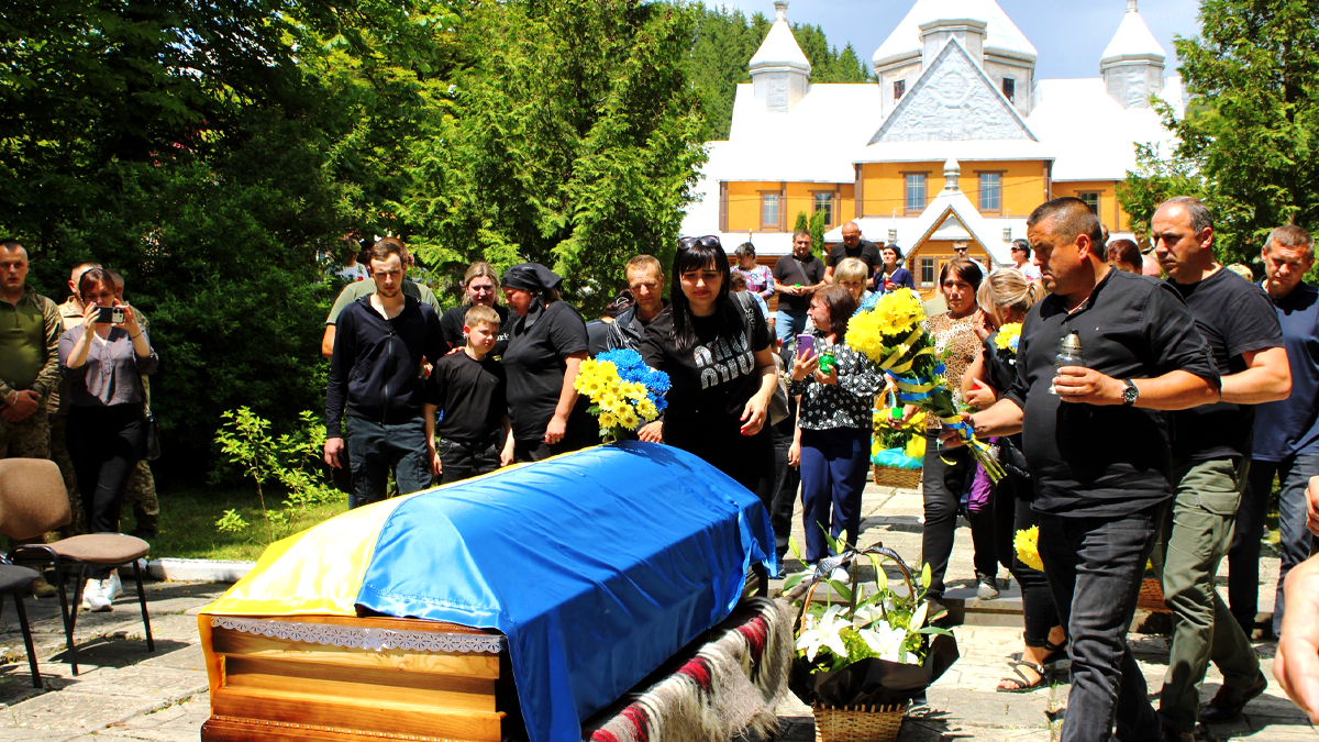 На Верховинщині попрощалися з загиблим воїном Романом Моканюком 3