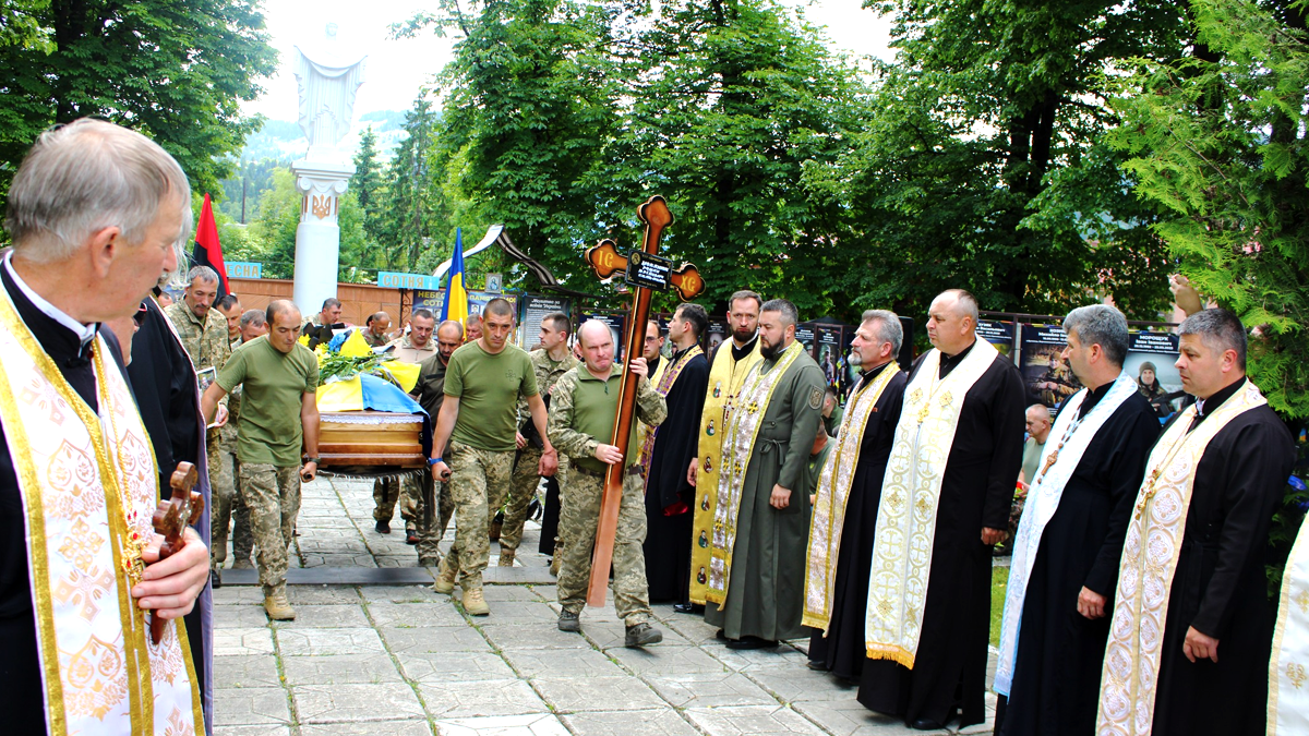 На Верховинщині попрощалися з загиблим воїном Романом Моканюком 4