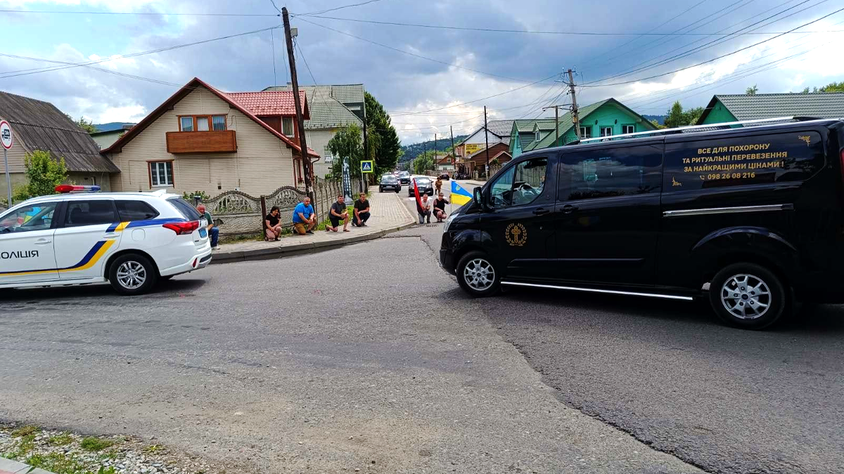 У Надвірній в останню дорогу проведуть захисника Івана Сензюка 2