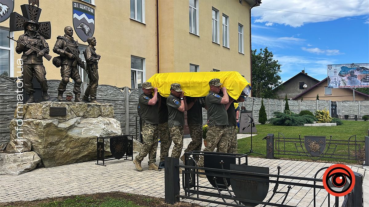 "На щиті" до Коломиї повернувся полеглий захисник Роман Венгльовський 10