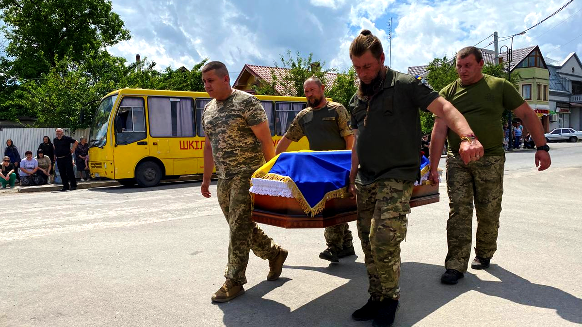 У Городенці зустріли скорботний кортеж з тілом захисника Андрія Долинського 2