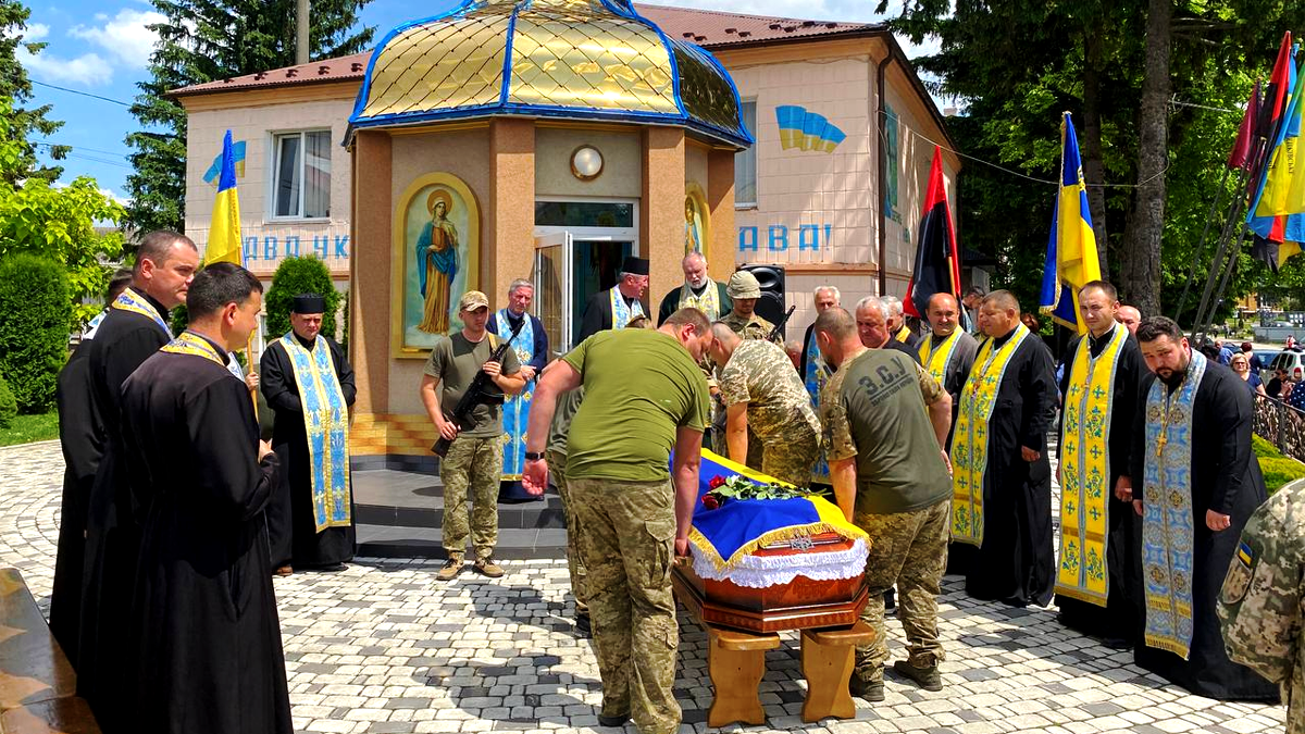 У Городенці зустріли скорботний кортеж з тілом захисника Андрія Долинського 3