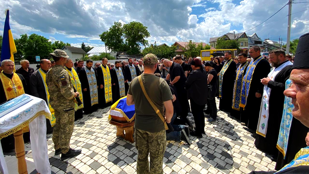 У Городенці зустріли скорботний кортеж з тілом захисника Андрія Долинського 4