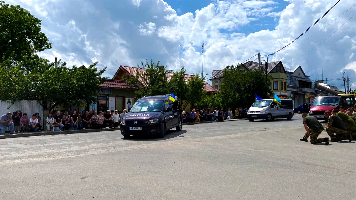 У Городенці зустріли скорботний кортеж з тілом захисника Андрія Долинського 1