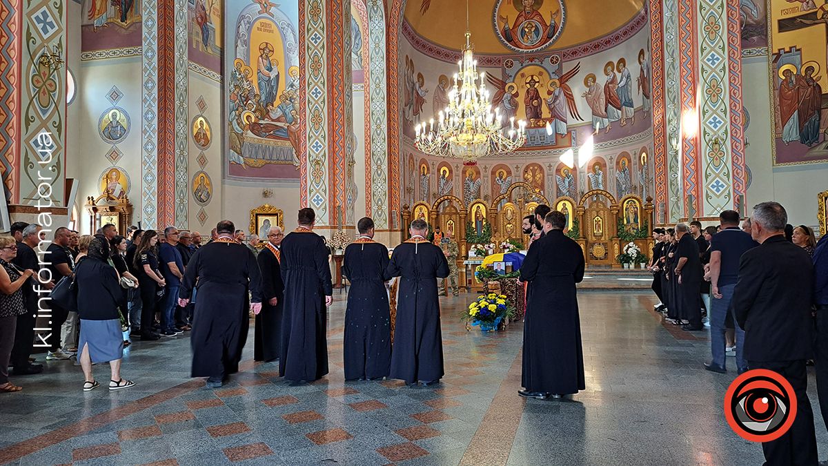 Коломия і Велика Кам'янка провела в останню дорогу загиблих захисників Василя Макарчука, Андрія Карпенюка та Віталія Черкаса 6