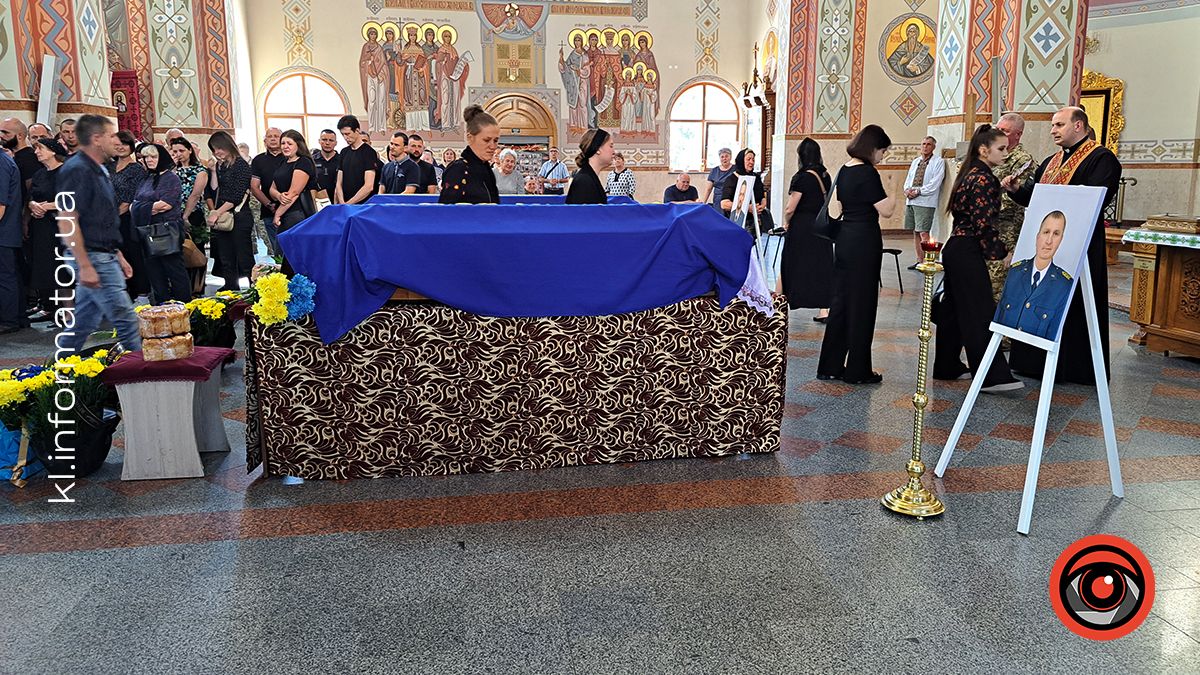 Коломия і Велика Кам'янка провела в останню дорогу загиблих захисників Василя Макарчука, Андрія Карпенюка та Віталія Черкаса 1