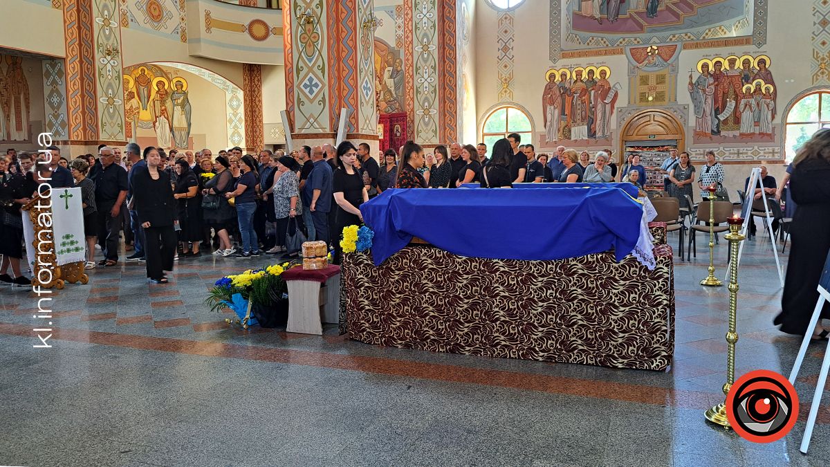 Коломия і Велика Кам'янка провела в останню дорогу загиблих захисників Василя Макарчука, Андрія Карпенюка та Віталія Черкаса 2