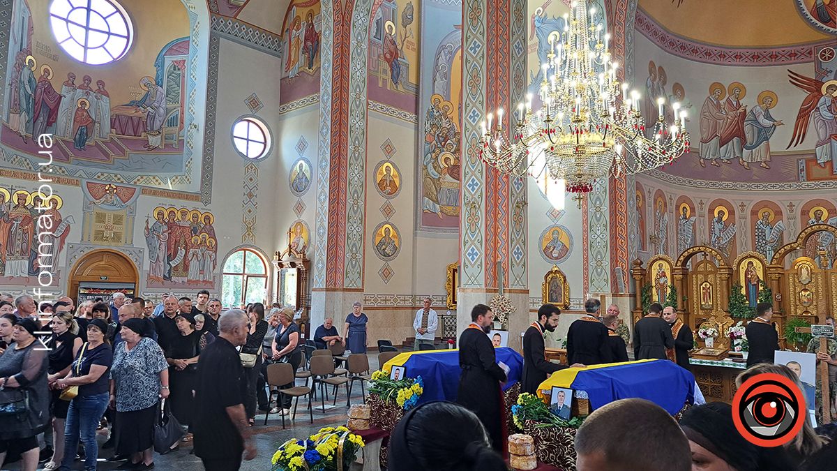 Коломия і Велика Кам'янка провела в останню дорогу загиблих захисників Василя Макарчука, Андрія Карпенюка та Віталія Черкаса 9