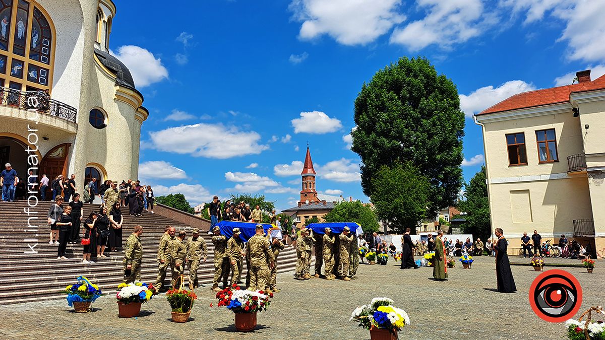 Коломия і Велика Кам'янка провела в останню дорогу загиблих захисників Василя Макарчука, Андрія Карпенюка та Віталія Черкаса