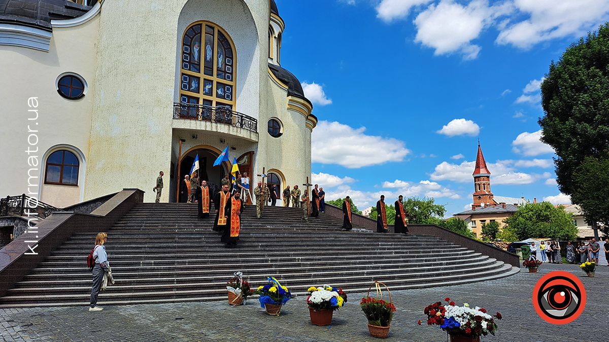 Коломия і Велика Кам'янка провела в останню дорогу загиблих захисників Василя Макарчука, Андрія Карпенюка та Віталія Черкаса 10