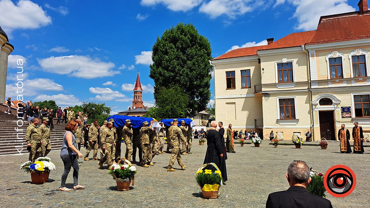 Коломия і Велика Кам'янка провела в останню дорогу загиблих захисників Василя Макарчука, Андрія Карпенюка та Віталія Черкаса 16