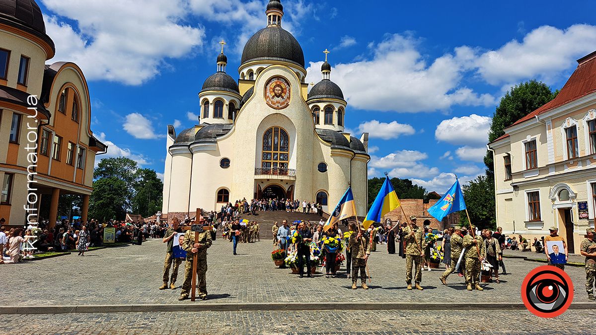 Коломия і Велика Кам'янка провела в останню дорогу загиблих захисників Василя Макарчука, Андрія Карпенюка та Віталія Черкаса 11