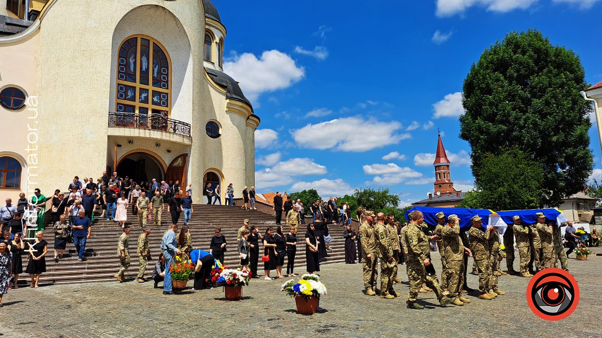 Коломия і Велика Кам'янка провела в останню дорогу загиблих захисників Василя Макарчука, Андрія Карпенюка та Віталія Черкаса 15
