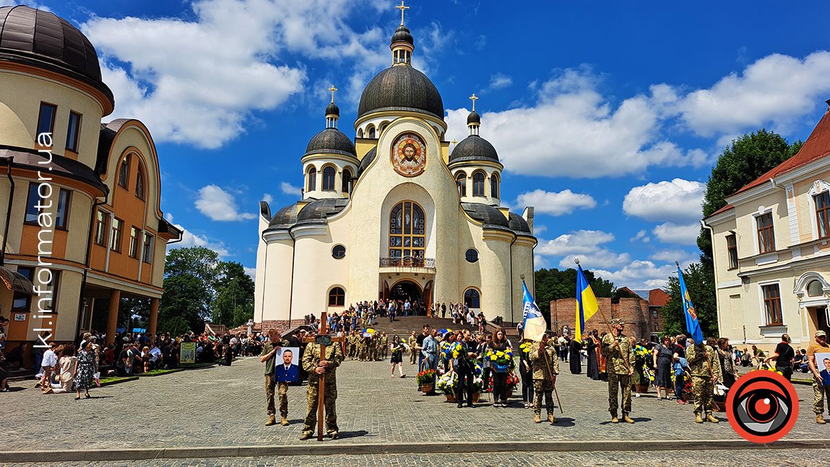 Коломия і Велика Кам'янка провела в останню дорогу загиблих захисників Василя Макарчука, Андрія Карпенюка та Віталія Черкаса 18