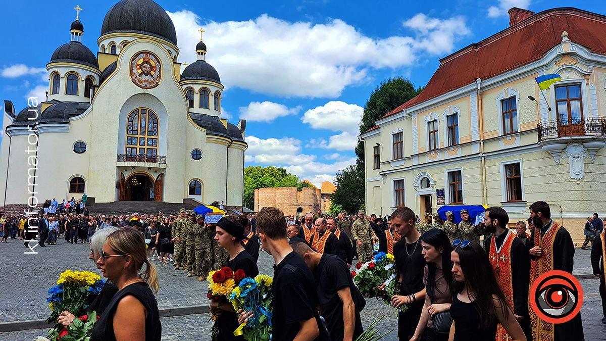 Коломия і Велика Кам'янка провела в останню дорогу загиблих захисників Василя Макарчука, Андрія Карпенюка та Віталія Черкаса 22