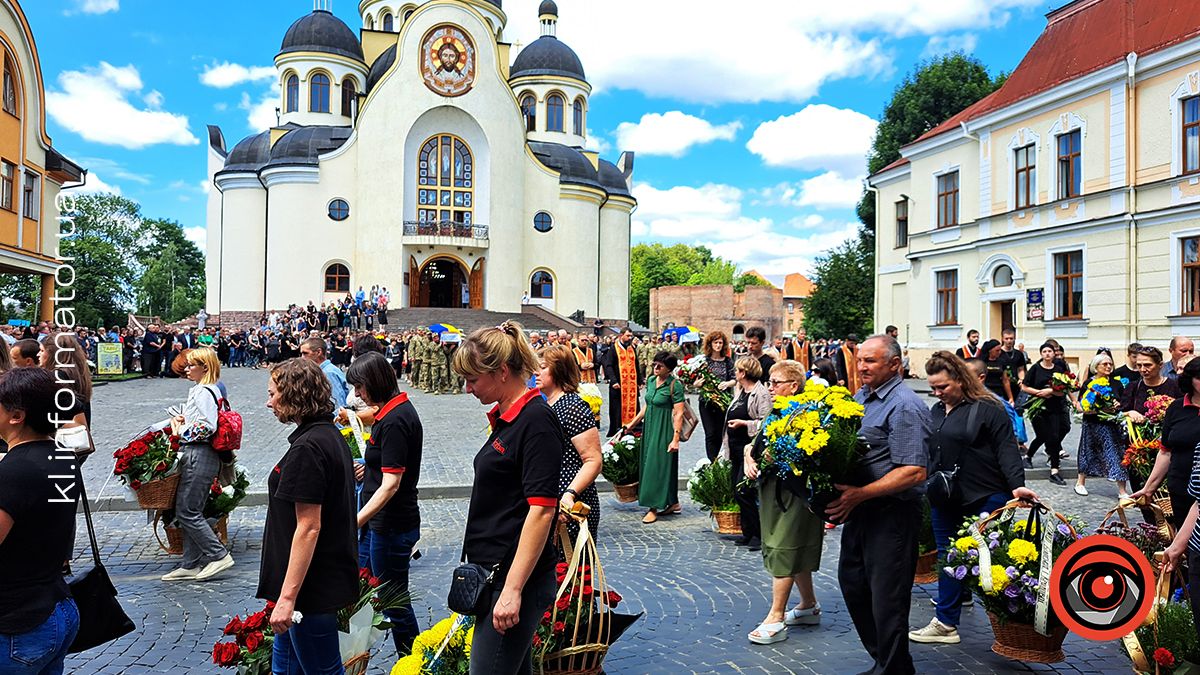 Коломия і Велика Кам'янка провела в останню дорогу загиблих захисників Василя Макарчука, Андрія Карпенюка та Віталія Черкаса 21
