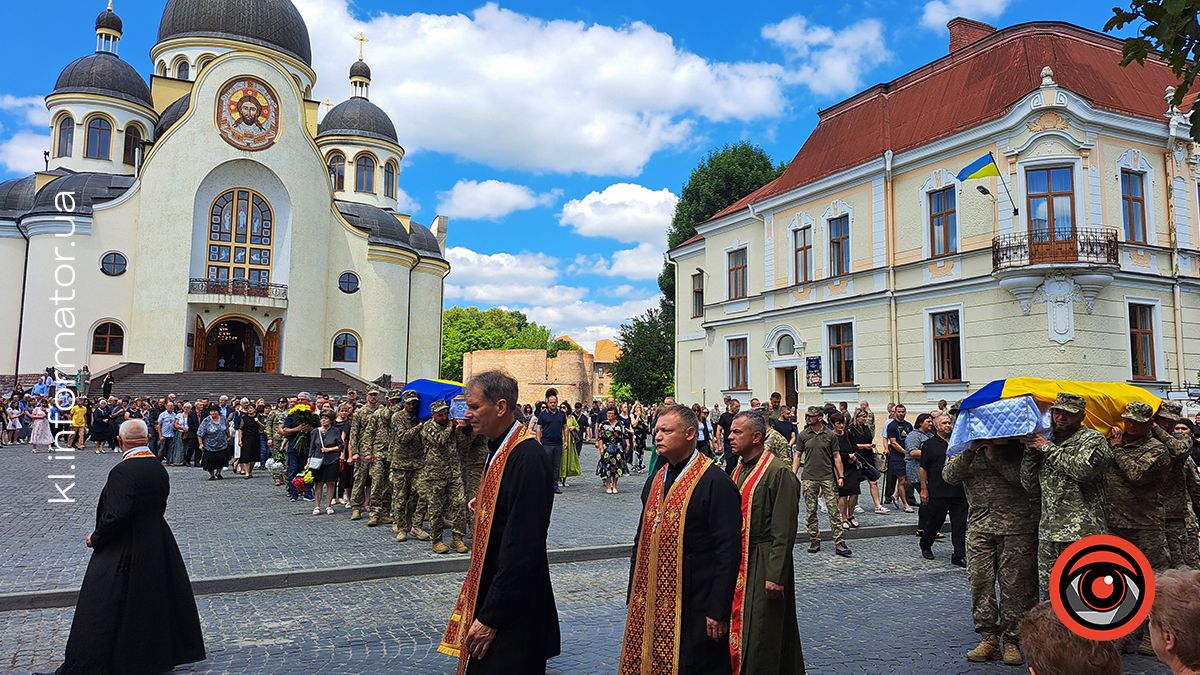 Коломия і Велика Кам'янка провела в останню дорогу загиблих захисників Василя Макарчука, Андрія Карпенюка та Віталія Черкаса 20