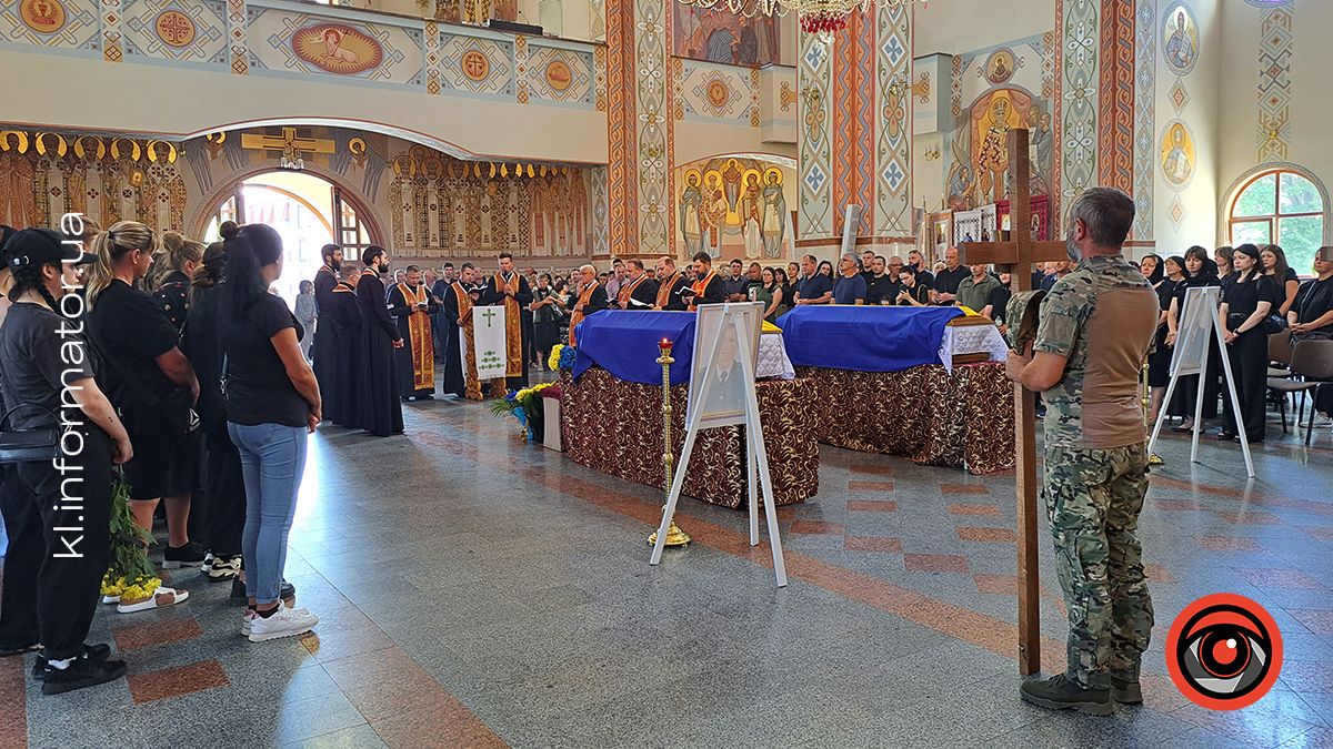 Коломия і Велика Кам'янка провела в останню дорогу загиблих захисників Василя Макарчука, Андрія Карпенюка та Віталія Черкаса 5