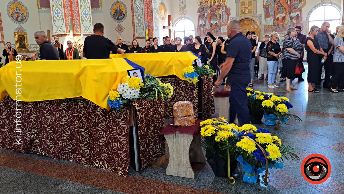 Коломия і Велика Кам'янка провела в останню дорогу загиблих захисників Василя Макарчука, Андрія Карпенюка та Віталія Черкаса 4