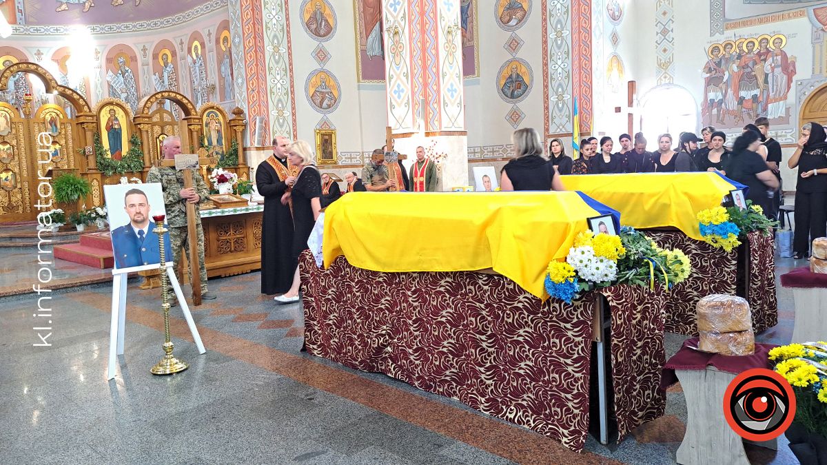 Коломия і Велика Кам'янка провела в останню дорогу загиблих захисників Василя Макарчука, Андрія Карпенюка та Віталія Черкаса 3