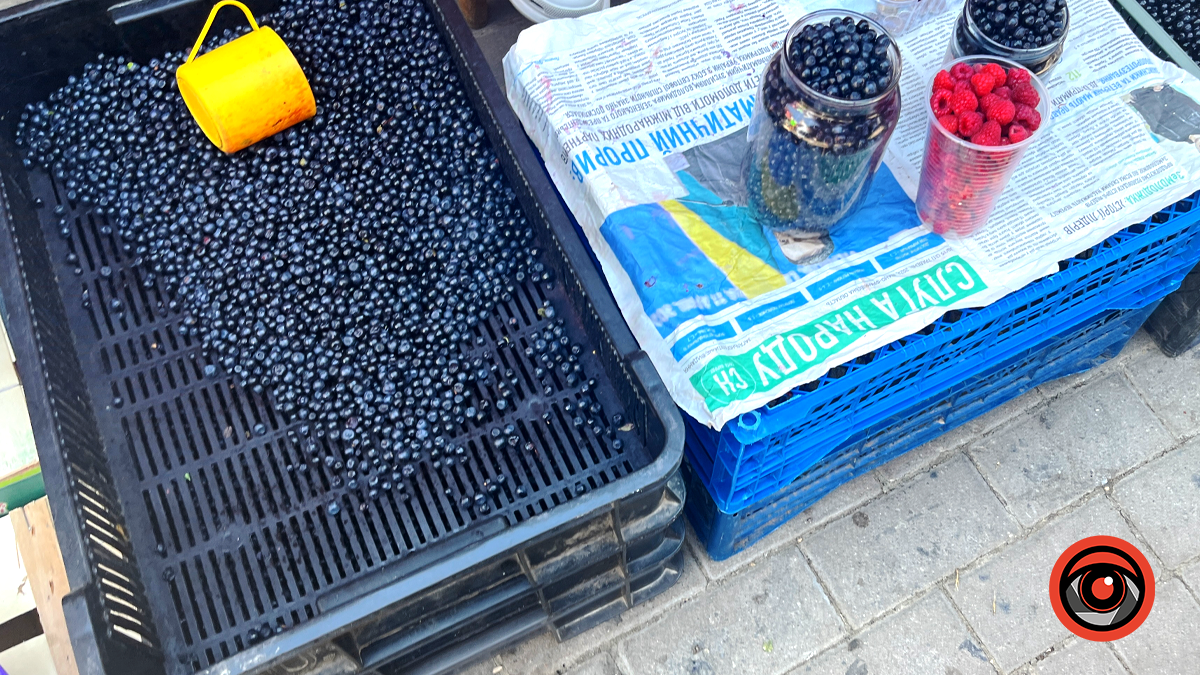 Запашні ягоди: скільки коштує лохина, малина та афини на ринку в Коломиї 1