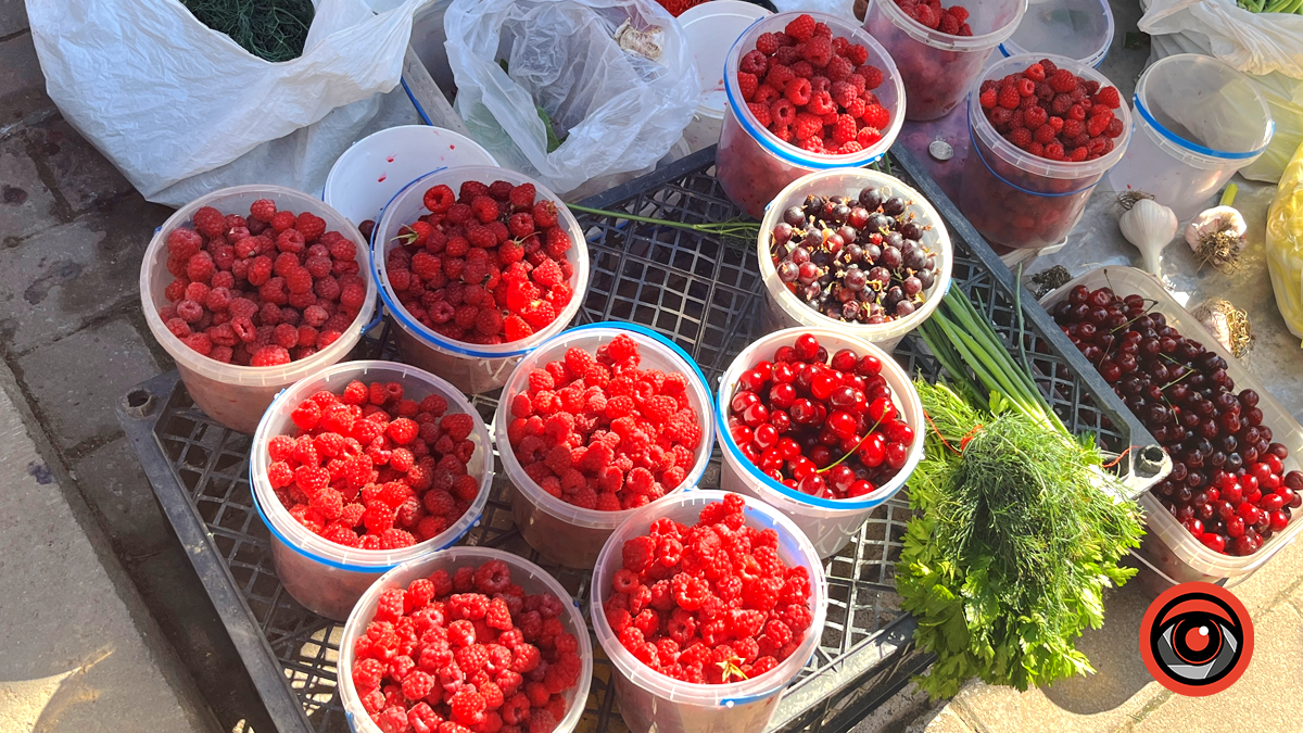 Запашні ягоди: скільки коштує лохина, малина та афини на ринку в Коломиї 3