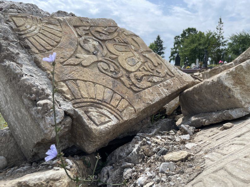 На Городенківщині облаштують меморіал з єврейських надгробків, які знайшли під час демонтажу радянського памʼятника 3