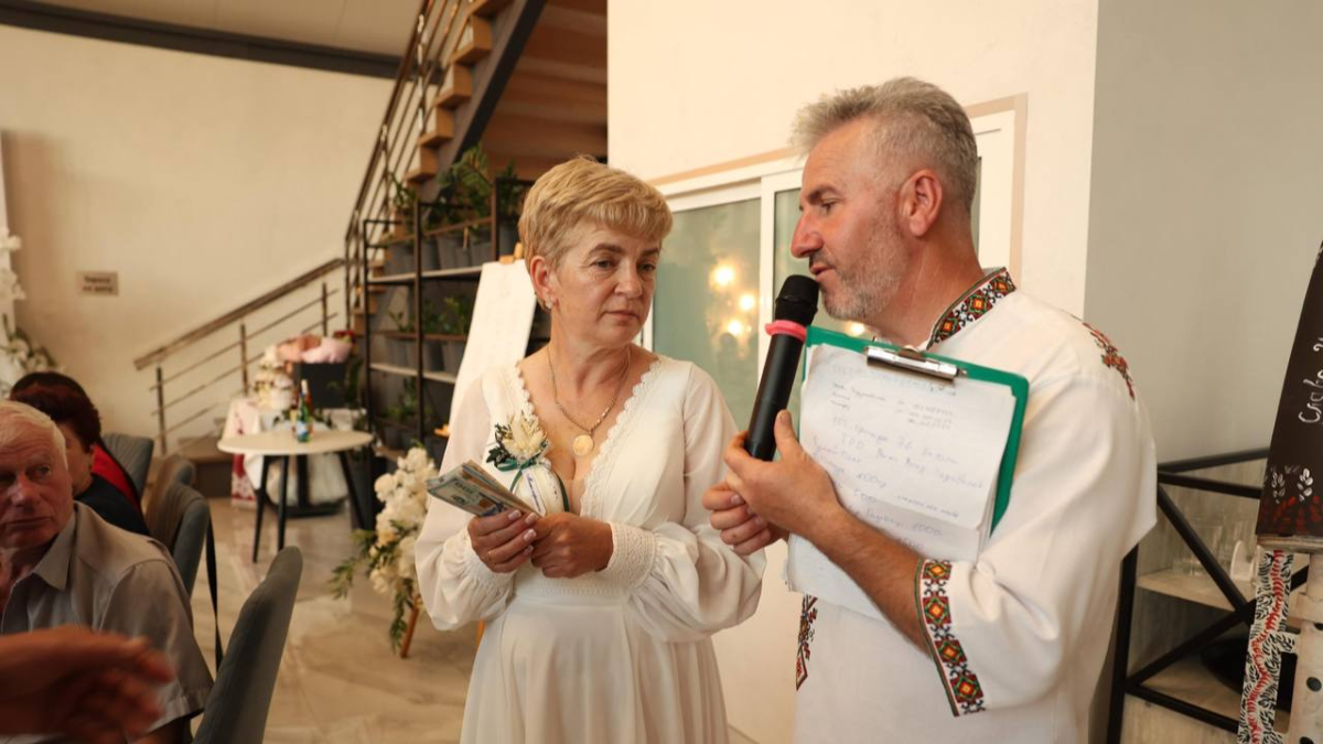 Молодята з Яблуниці зібрали на своєму весіллі понад 50 тис грн на ЗСУ 2