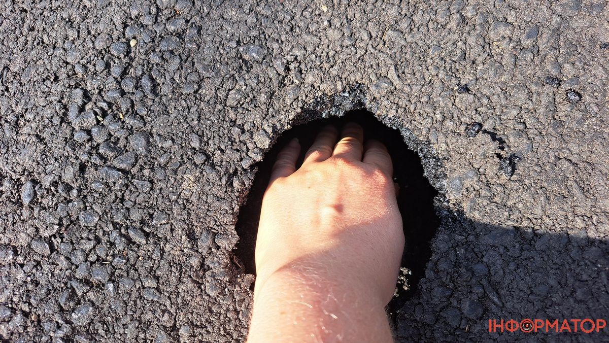 Новий асфальт на вул. Войнаровського у Коломиї вже почав провалюватися 2