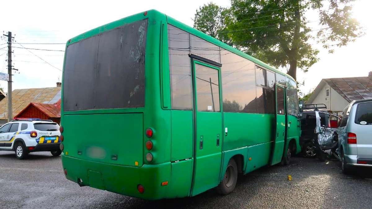 У Надвірній на перехресті автобус зіткнувся із двома автомобілями