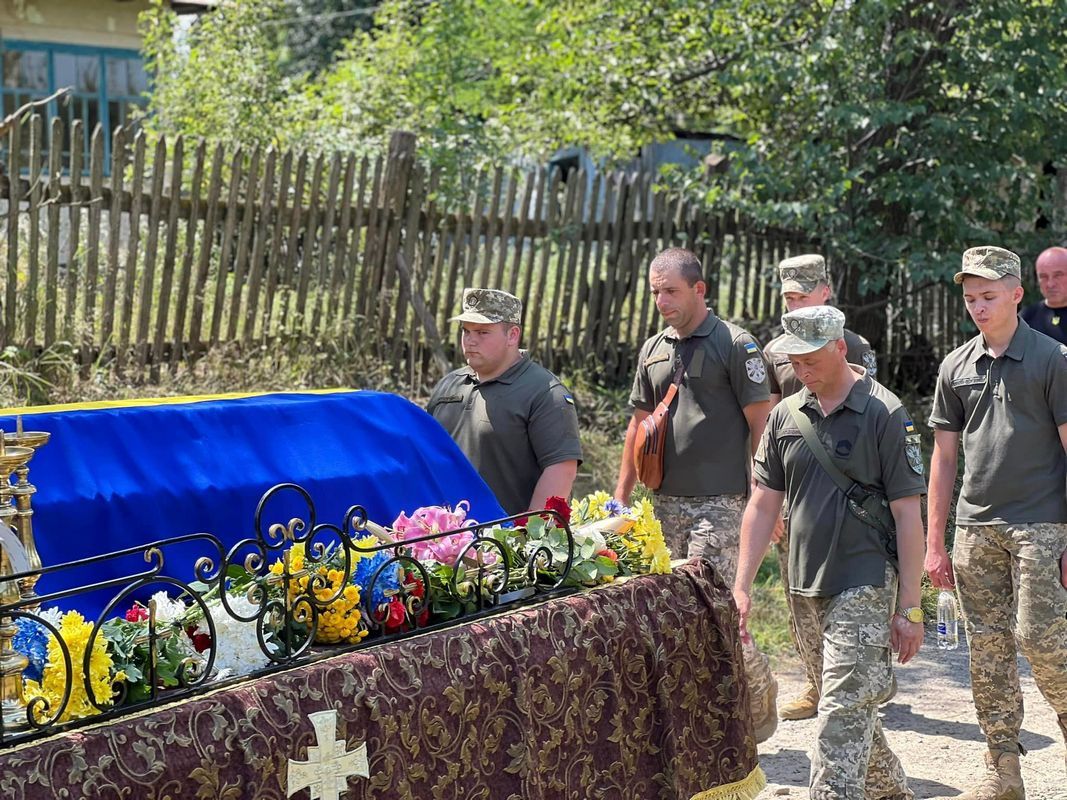 У селі Ворона на вічний спочинок провели молодого воїна Андрія Зайцева 3