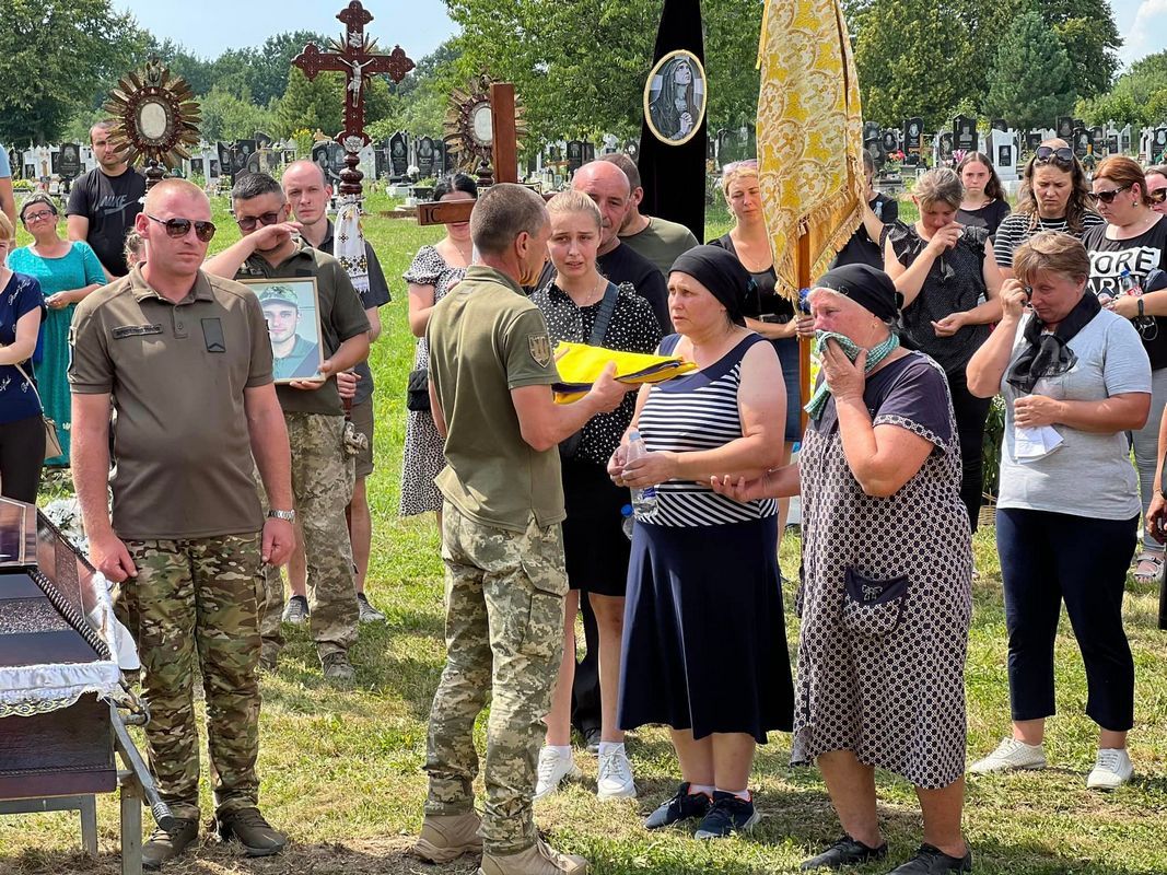 У селі Ворона на вічний спочинок провели молодого воїна Андрія Зайцева 7