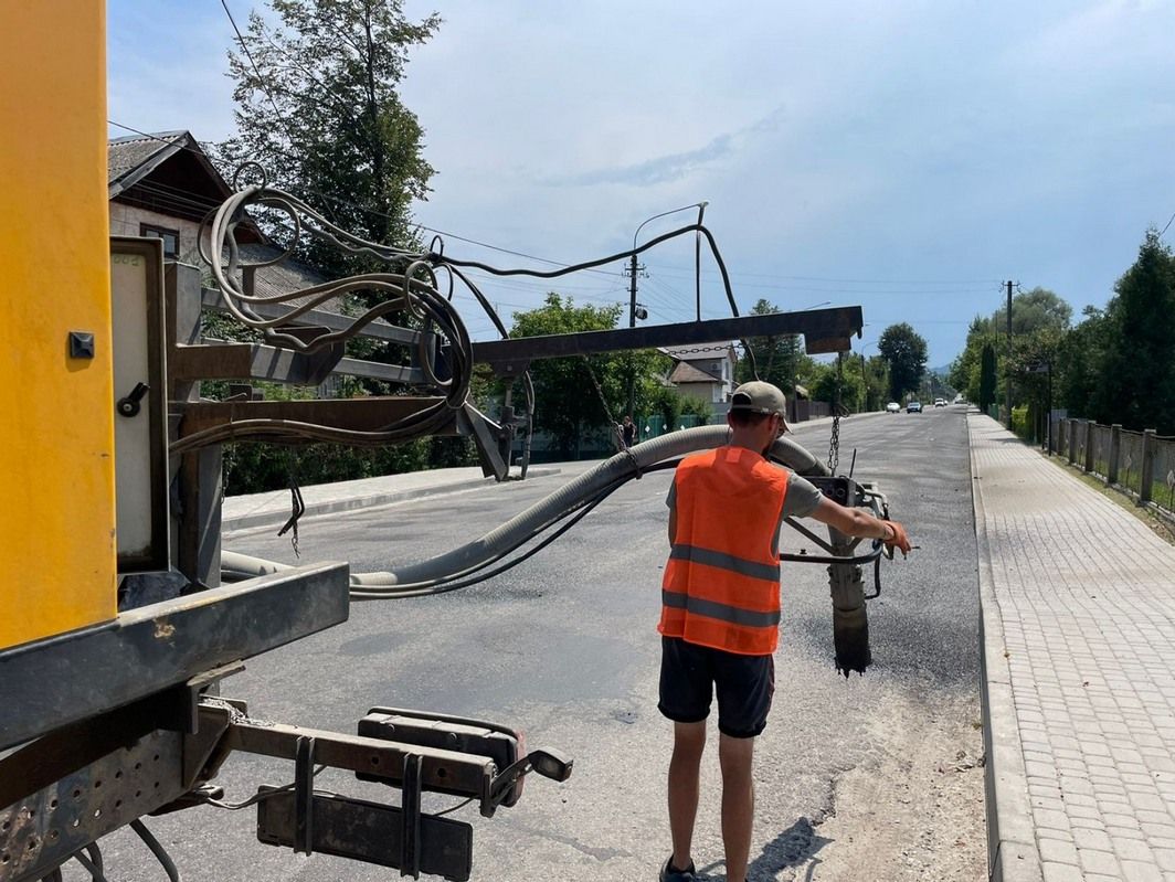 На дорогах Косівщини та Надвірнянщини проводять ремонтні роботи: де та які 2