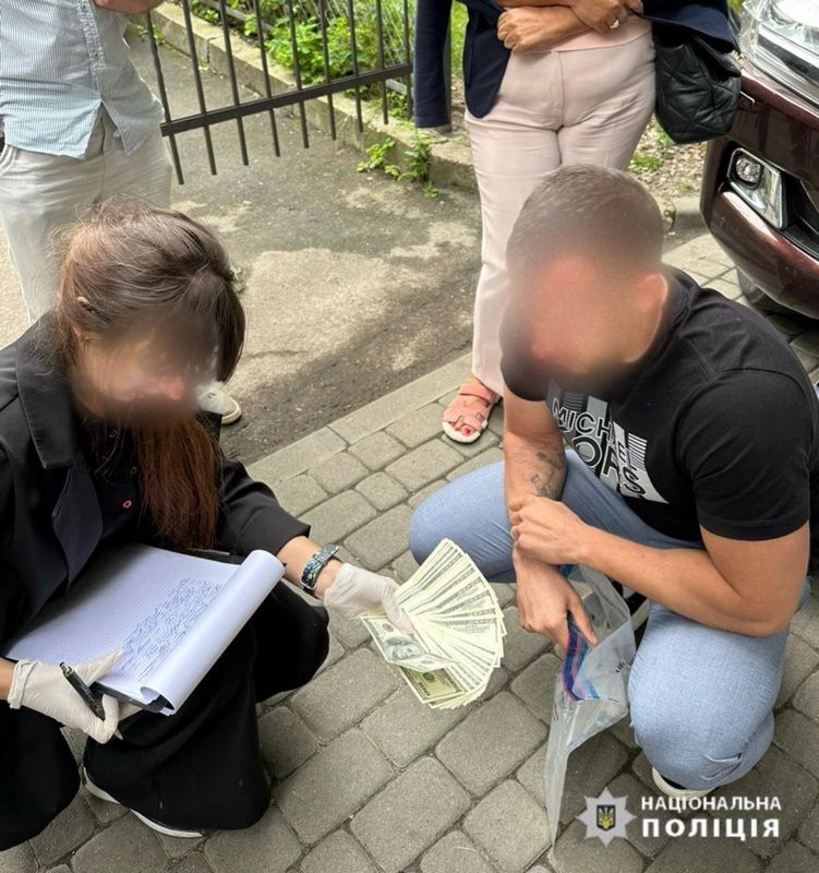 Адвокатку, яка допомагала прикарпатцям ухилятися від мобілізації, спіймали на гарячому 1