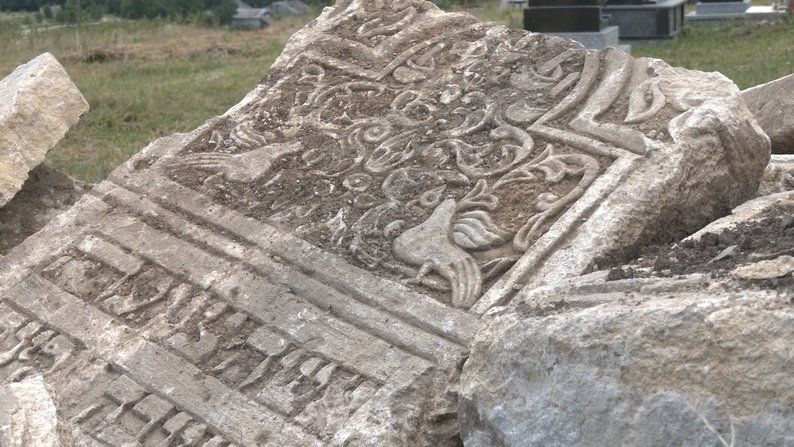 На Городенківщині облаштують меморіал з єврейських надгробків, які знайшли під час демонтажу радянського памʼятника 1