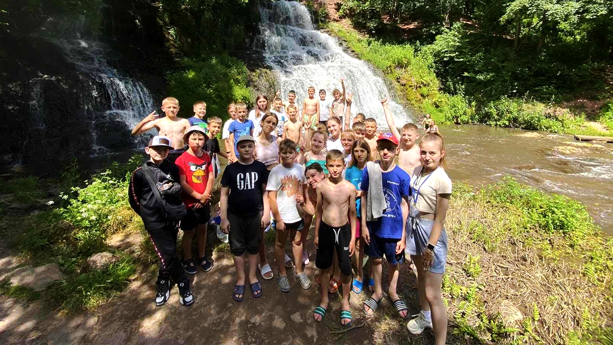 Дітлахи з Коломийської громади відпочивають на березі Дністра