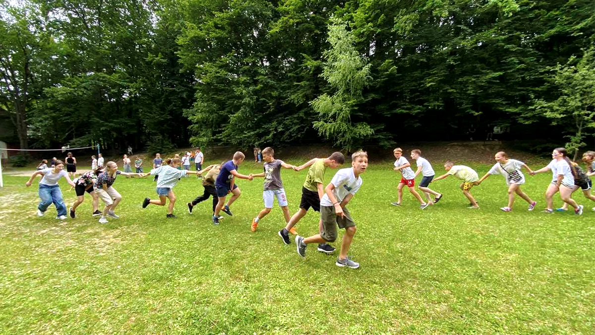 Дітлахи з Коломийської громади відпочивають на березі Дністра 2