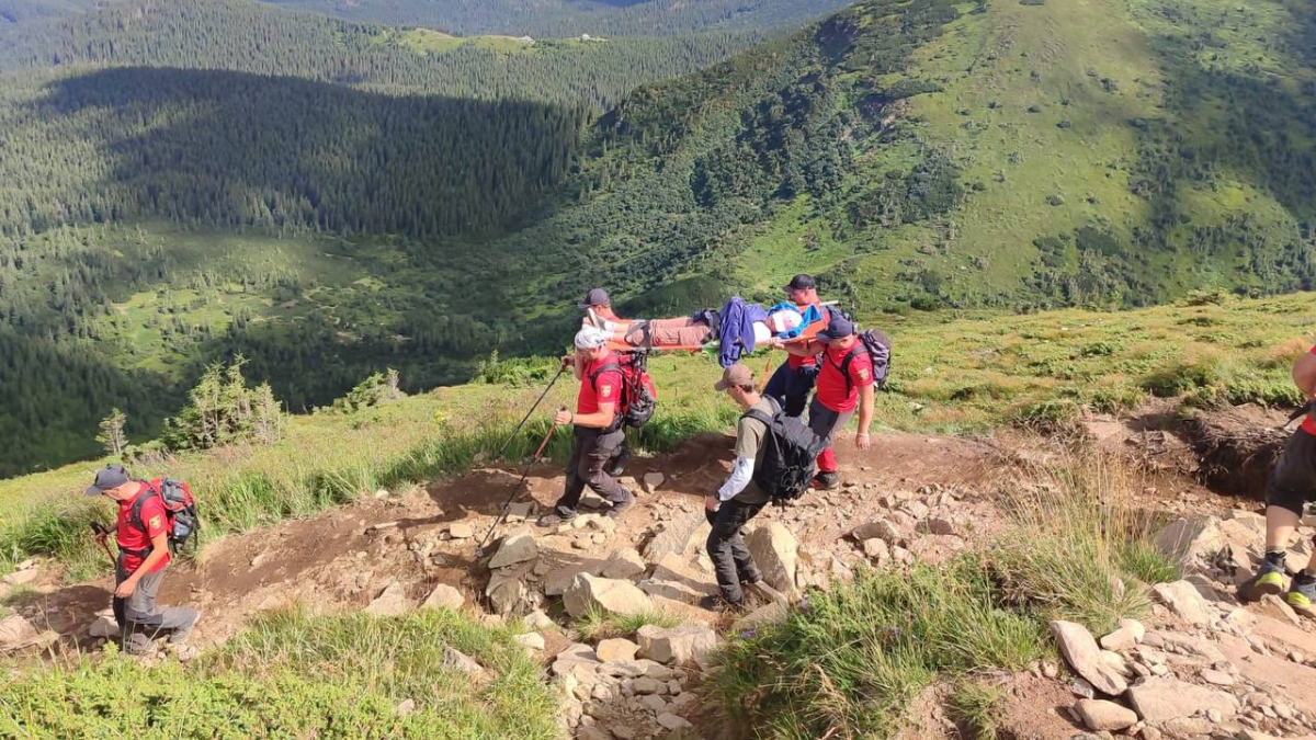 Рятувальники надали допомогу дитині під час спуску з Говерли 1