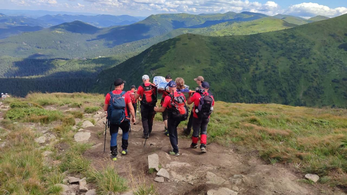 Рятувальники надали допомогу дитині під час спуску з Говерли 2