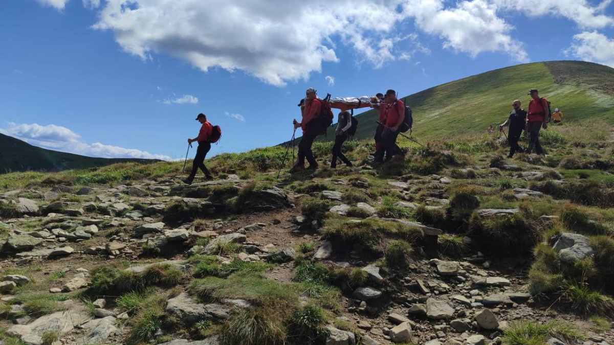 Рятувальники надали допомогу дитині під час спуску з Говерли 3
